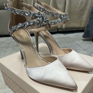Badgley Mischka Jazmine Champagne Satin Rhinestone size 9